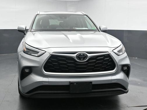 Celestial Silver Metallic 2022 Toyota Highlander XLE