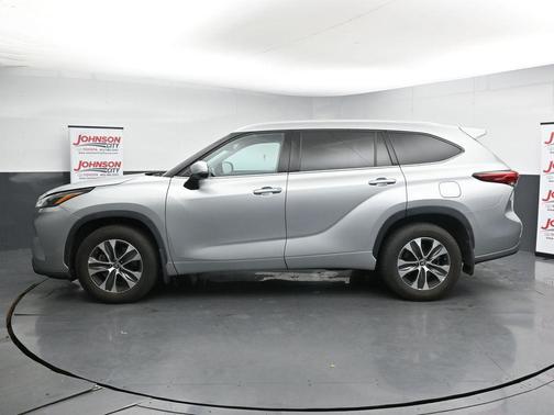 Celestial Silver Metallic 2022 Toyota Highlander XLE