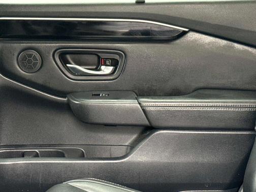 Crystal Black Pearl 2023 Honda Pilot Touring 8-Passenger