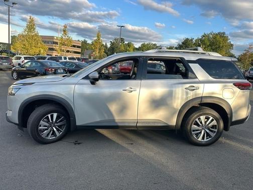 2023 Nissan Pathfinder SL 4WD