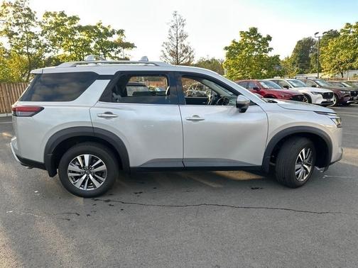 2023 Nissan Pathfinder SL 4WD