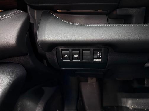 Crystal White Pearl 2024 Subaru Ascent Touring 7-Passenger