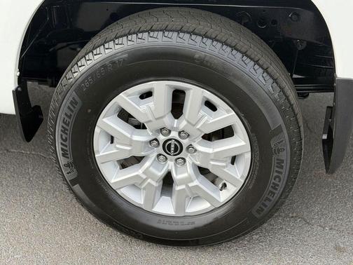 Glacier White 2023 Nissan Frontier SV