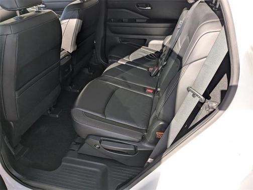 2022 Nissan Pathfinder SL 4WD