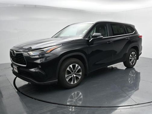 Midnight Black Metallic 2023 Toyota Highlander XLE