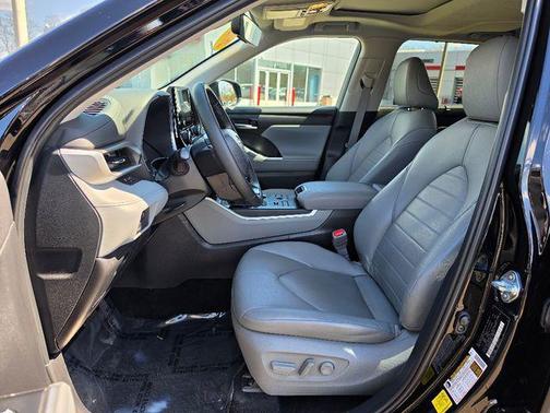 Midnight Black Metallic 2023 Toyota Highlander XLE