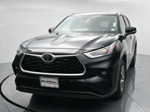 Midnight Black Metallic 2023 Toyota Highlander XLE