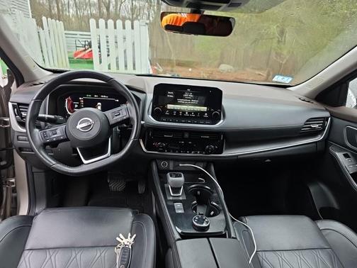 Champagne Silver Metallic/Super Black 2023 Nissan Rogue Platinum