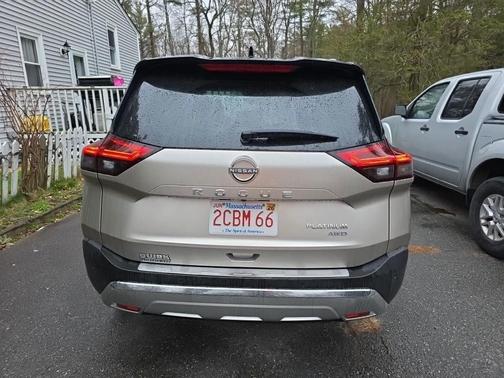 Champagne Silver Metallic/Super Black 2023 Nissan Rogue Platinum