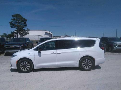 Bright White Clearcoat 2024 Chrysler Pacifica Hybrid Select