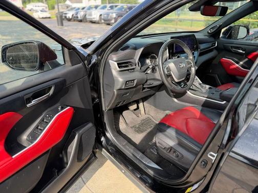 Midnight Black Metallic 2023 Toyota Highlander XSE