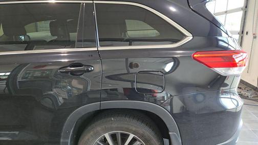 Midnight Black Metallic 2018 Toyota Highlander XLE