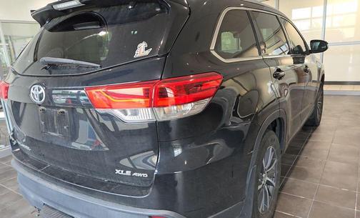 Midnight Black Metallic 2018 Toyota Highlander XLE