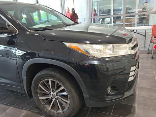 Midnight Black Metallic 2018 Toyota Highlander XLE