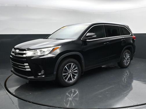 Midnight Black Metallic 2018 Toyota Highlander XLE