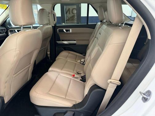 Oxford White 2024 Ford Explorer XLT
