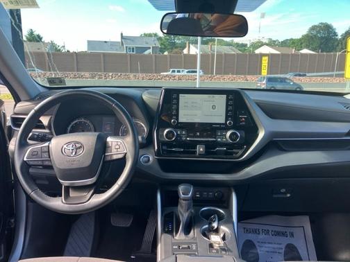 2022 Toyota Highlander LE