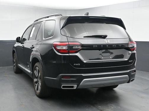 Crystal Black Pearl 2023 Honda Pilot AWD Elite