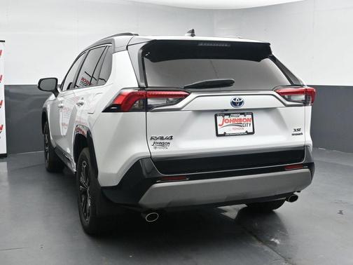 Wind Chill Pearl/Midnight Black Metallic 2024 Toyota RAV4 Hybrid SE