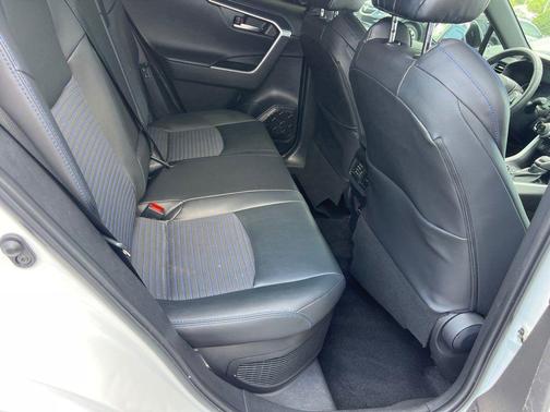 Wind Chill Pearl/Midnight Black Metallic 2024 Toyota RAV4 Hybrid SE
