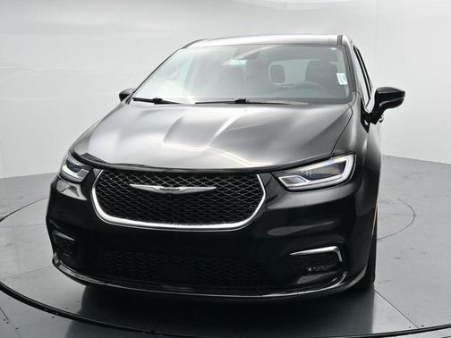 Diamond Black Crystal Pearlcoat 2024 Chrysler Pacifica Touring L