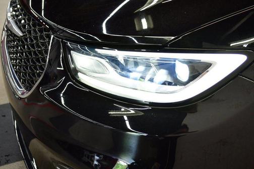 Diamond Black Crystal Pearlcoat 2024 Chrysler Pacifica Touring L