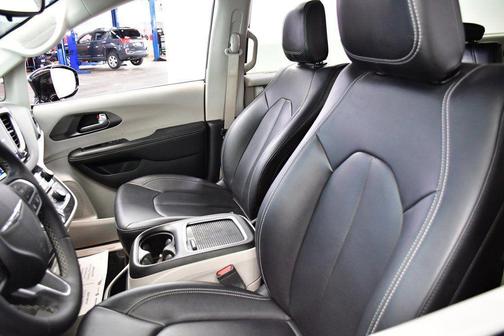 Diamond Black Crystal Pearlcoat 2024 Chrysler Pacifica Touring L