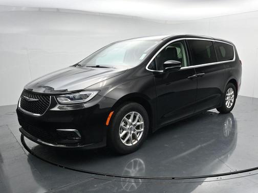 Diamond Black Crystal Pearlcoat 2024 Chrysler Pacifica Touring L