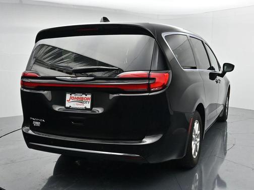 Diamond Black Crystal Pearlcoat 2024 Chrysler Pacifica Touring L