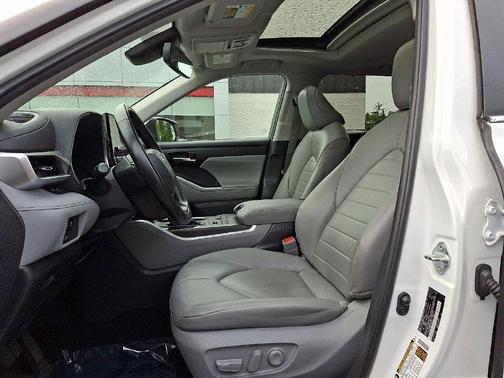 Wind Chill Pearl 2023 Toyota Highlander XLE