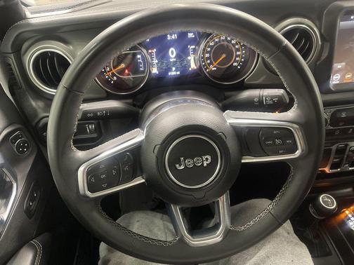Bright White Clearcoat 2023 Jeep Gladiator Overland