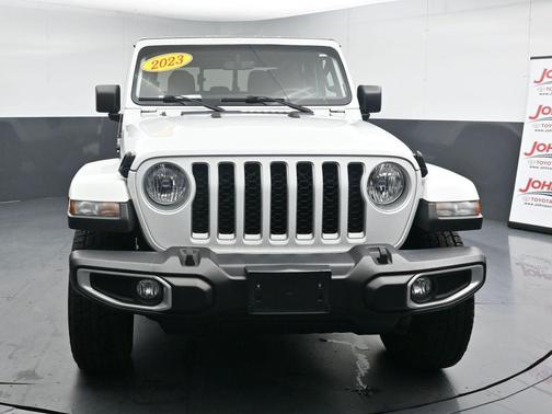 Bright White Clearcoat 2023 Jeep Gladiator Overland