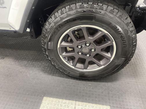 Bright White Clearcoat 2023 Jeep Gladiator Overland