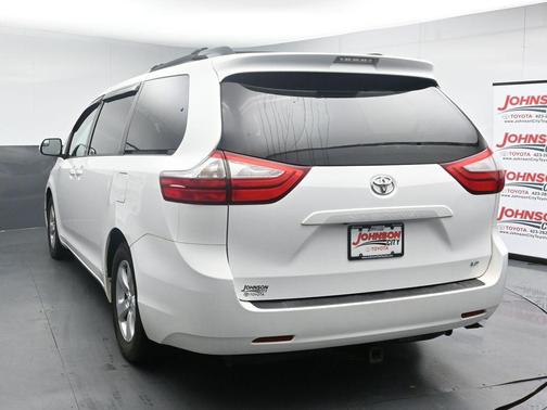 Super White 2015 Toyota Sienna LE