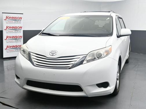 Super White 2015 Toyota Sienna LE