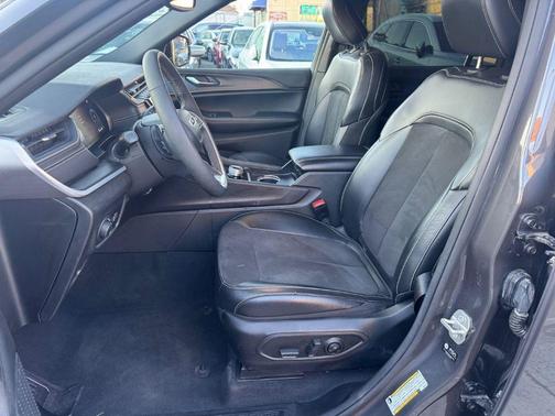 Baltic Gray Metallic Clearcoat 2024 Jeep Grand Cherokee L Altitude