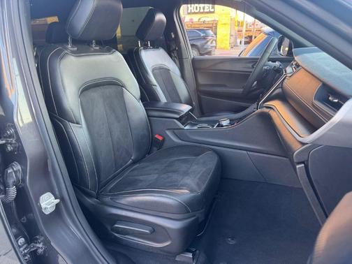 Baltic Gray Metallic Clearcoat 2024 Jeep Grand Cherokee L Altitude