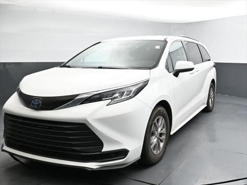 2022 Toyota Sienna LE