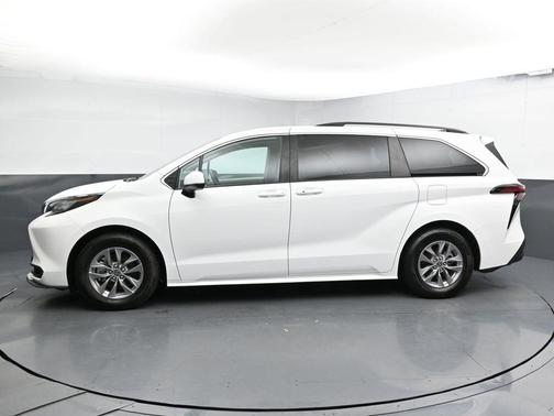 2022 Toyota Sienna LE
