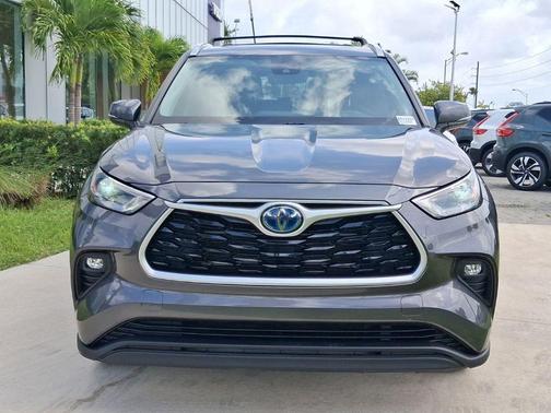 Magnetic Gray Metallic 2022 Toyota Highlander Hybrid XLE