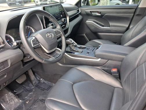 Magnetic Gray Metallic 2022 Toyota Highlander Hybrid XLE
