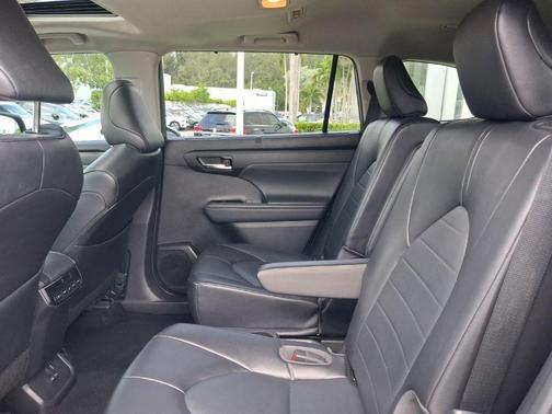 Magnetic Gray Metallic 2022 Toyota Highlander Hybrid XLE