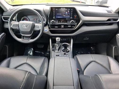 Magnetic Gray Metallic 2022 Toyota Highlander Hybrid XLE