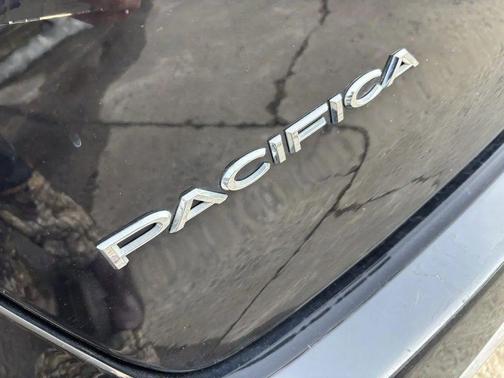 Diamond Black Crystal Pearlcoat 2024 Chrysler Pacifica Touring L