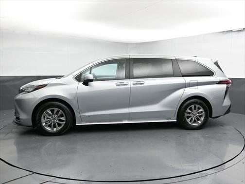 2021 Toyota Sienna XLE