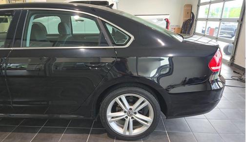 Black 2014 Volkswagen Passat 1.8T Auto SE w/Sunroof & Nav