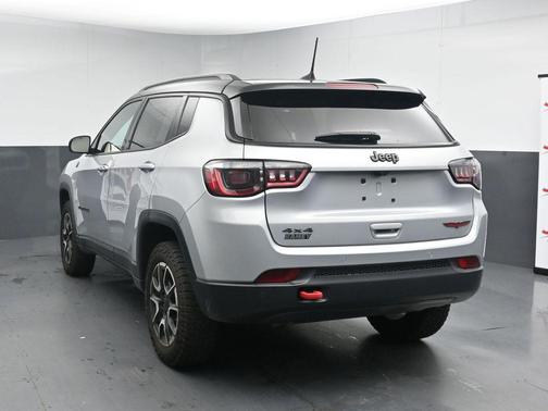 Silver Zynith Metallic Clearcoat 2024 Jeep Compass Trailhawk
