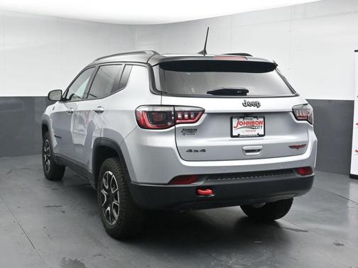 Silver Zynith Metallic Clearcoat 2024 Jeep Compass Trailhawk