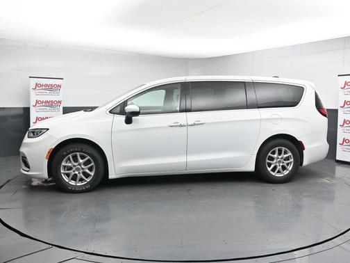 Bright White Clearcoat 2023 Chrysler Pacifica Touring L