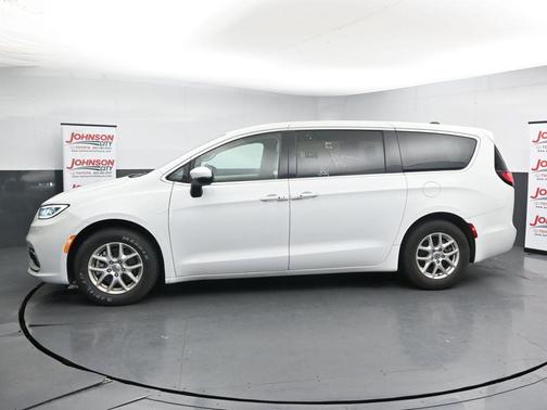 Bright White Clearcoat 2023 Chrysler Pacifica Touring L
